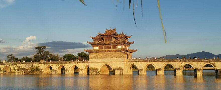 jiāo péng yǒu make friends